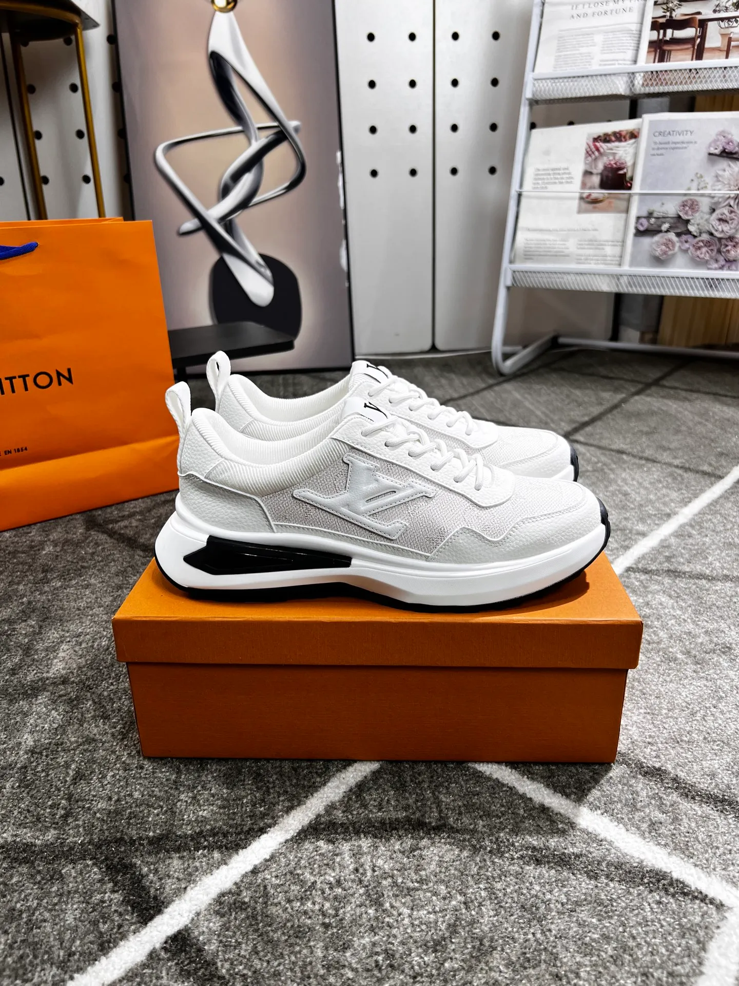 Factory price: 438 💰 LV new casual men's shoes 👉 👉 Fashionable and versatile, 💞 simple and elegant style, 🔊 made of imported cowhide, ☑️ breathable mesh lining, sheepskin feet, original wear-resistant rubber outsole, exclusive new style, actual shot, three colors available, code number: 38-44, (45 can be customized)
